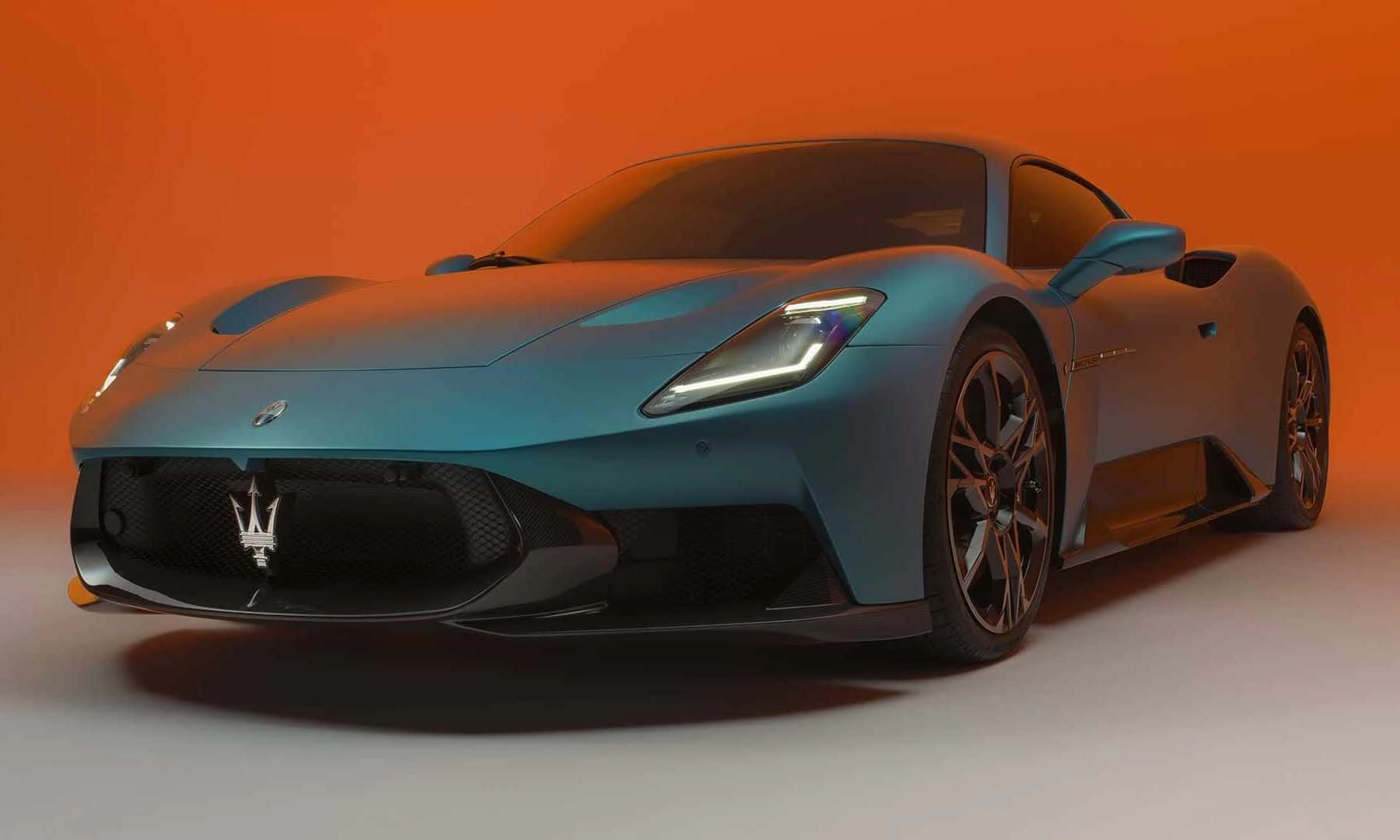 Novo ime i čistokrvni superautomobil